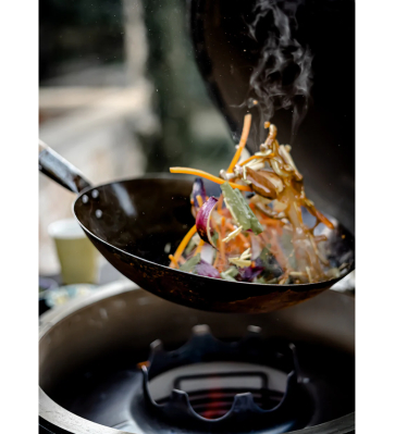 Wok aus Stahl mit Holzgriff
