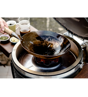 Wok aus Stahl mit Holzgriff